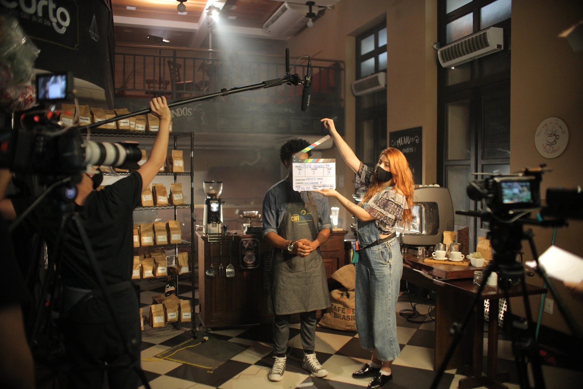 Claquete, câmera e equipe durante a gravação de Café Conecta