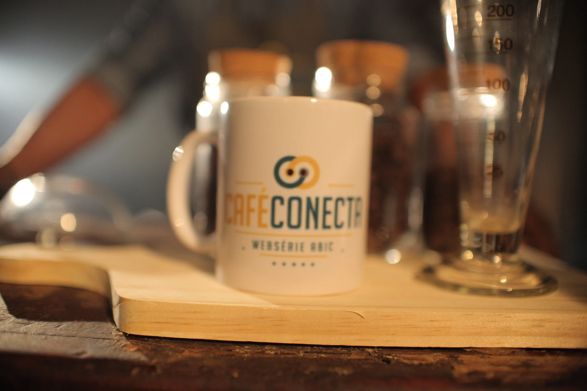 Caneca Café Conecta sobre a mesa