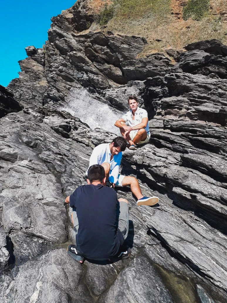 Equipe filma os modelos entre as pedras