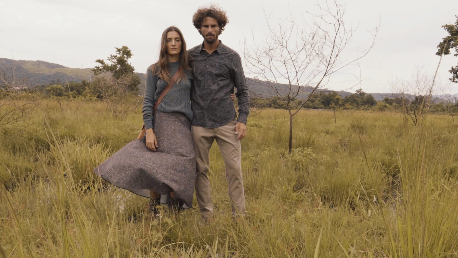AD Inverno 2019 — casal de modelos no campo