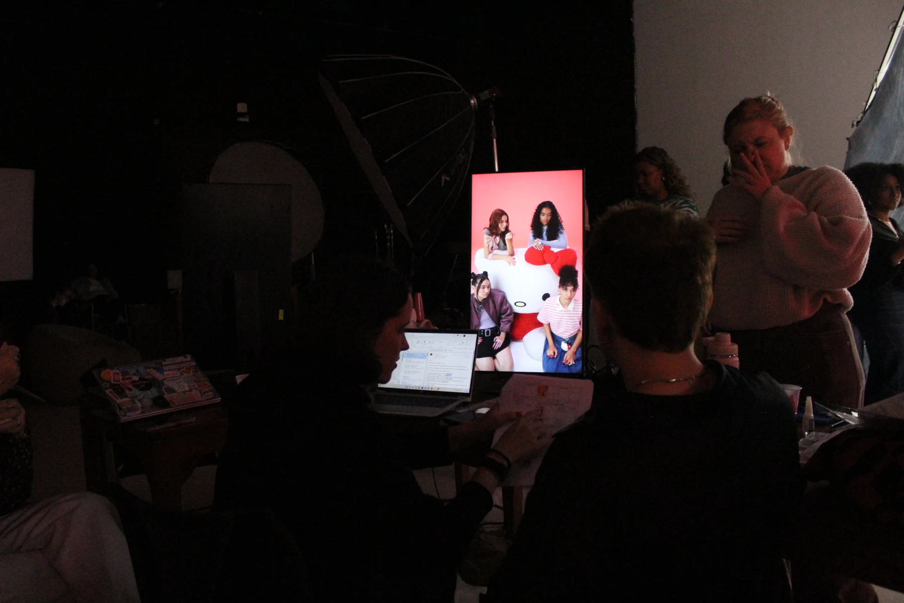 Monitor e equipe durante a produção dos filmes