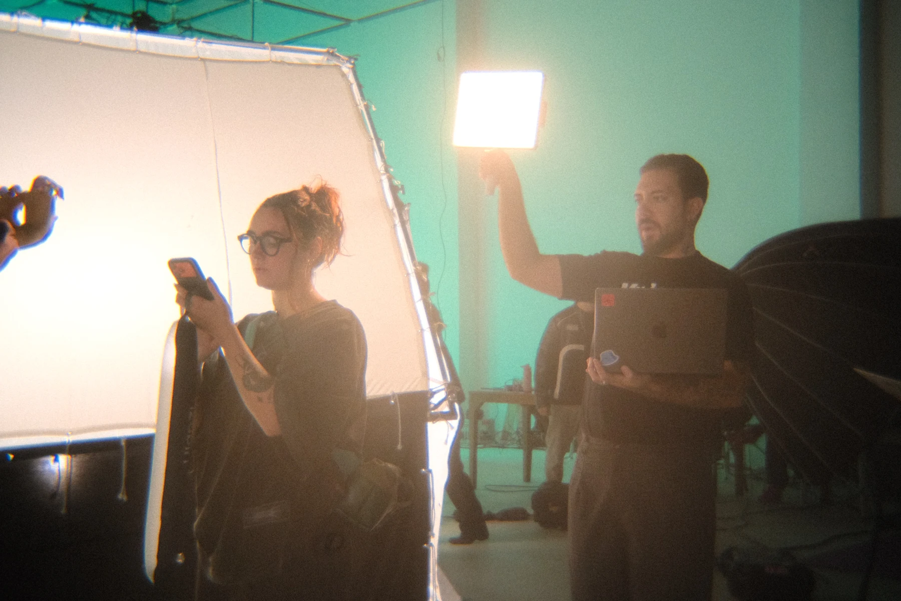 Equipe e iluminação no set da campanha Colorama