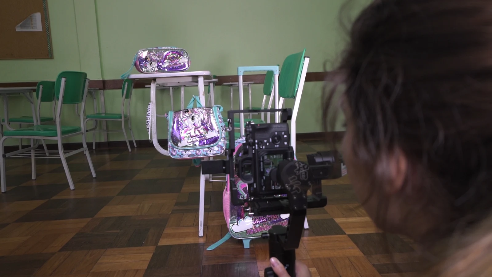 Filmagem das mochilas em sala de aula