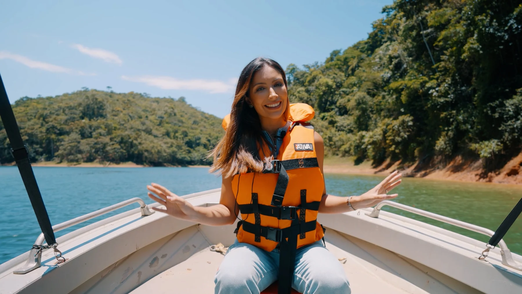 Paloma Poeta em uma embarcação no reservatório da Light