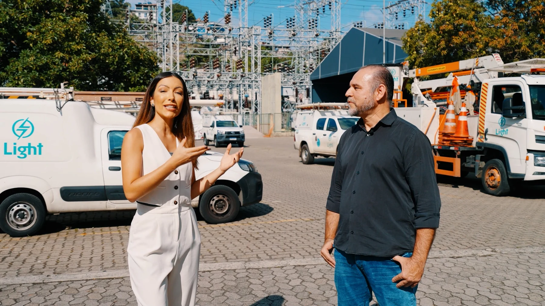 Paloma Poeta entrevista um profissional nas instalações da Light