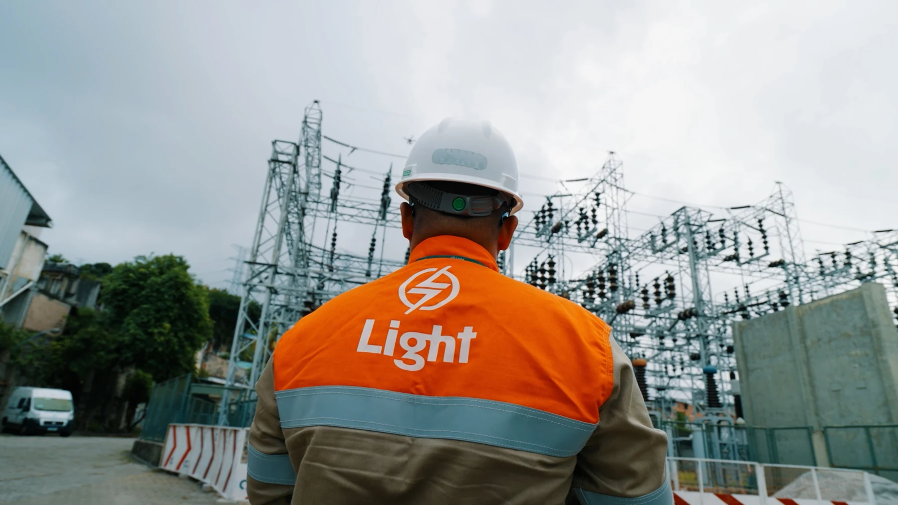 Profissional da Light diante de uma instalação elétrica