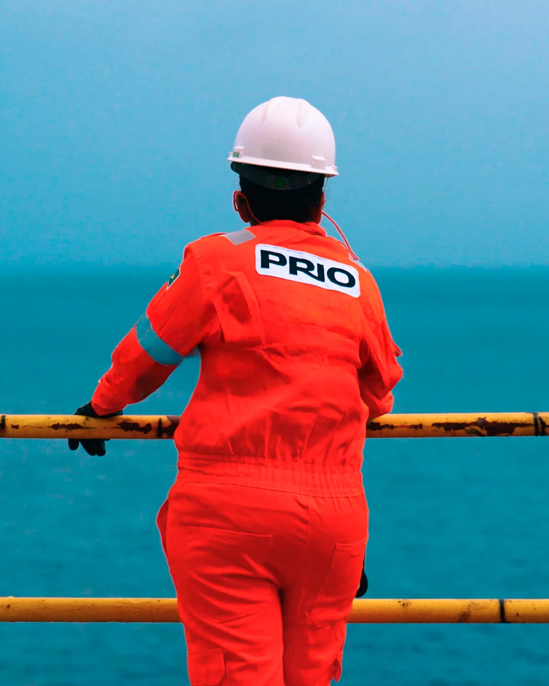 Colaborador da PRIO diante do mar