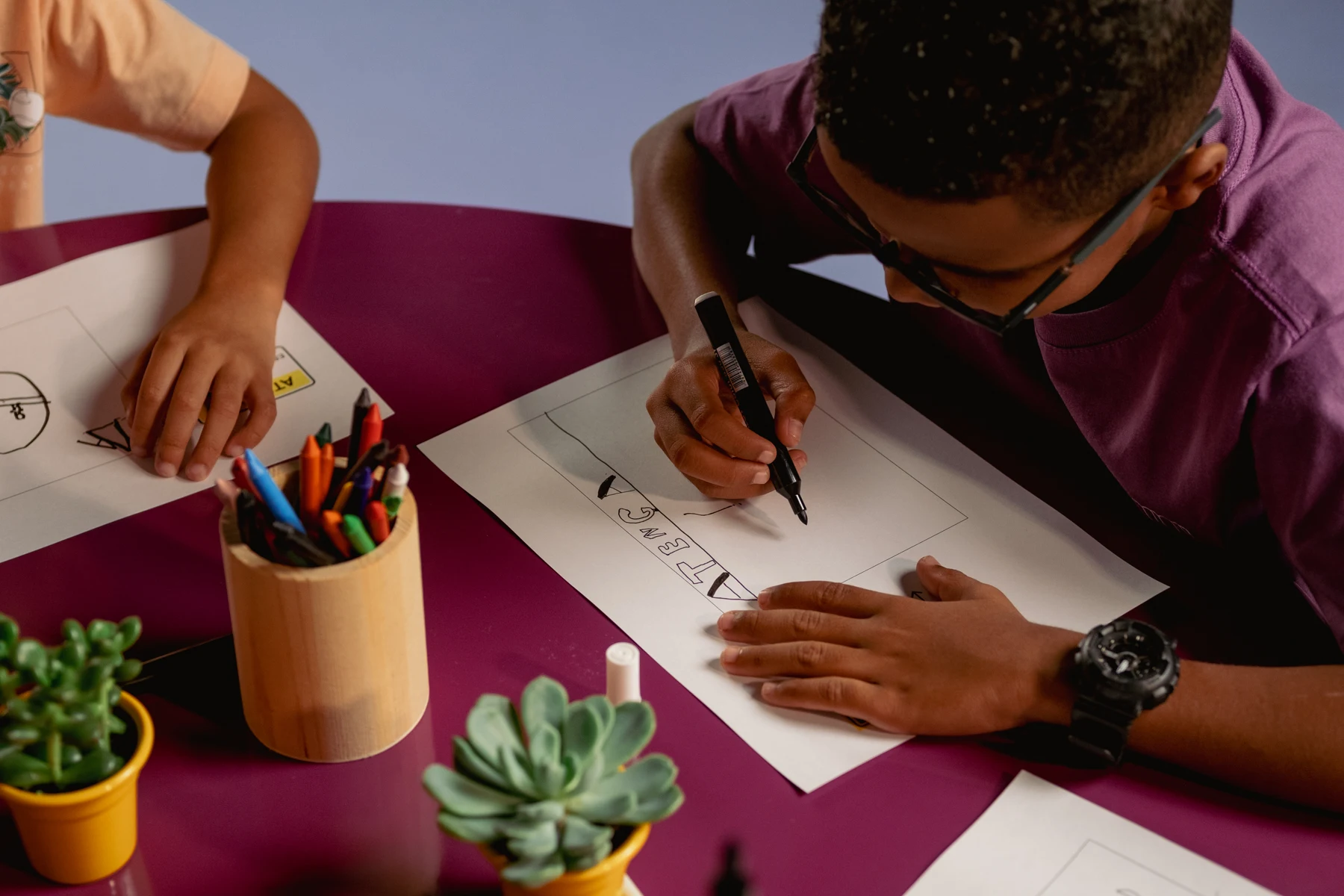 Mãos desenhando uma nova mensagem de segurança