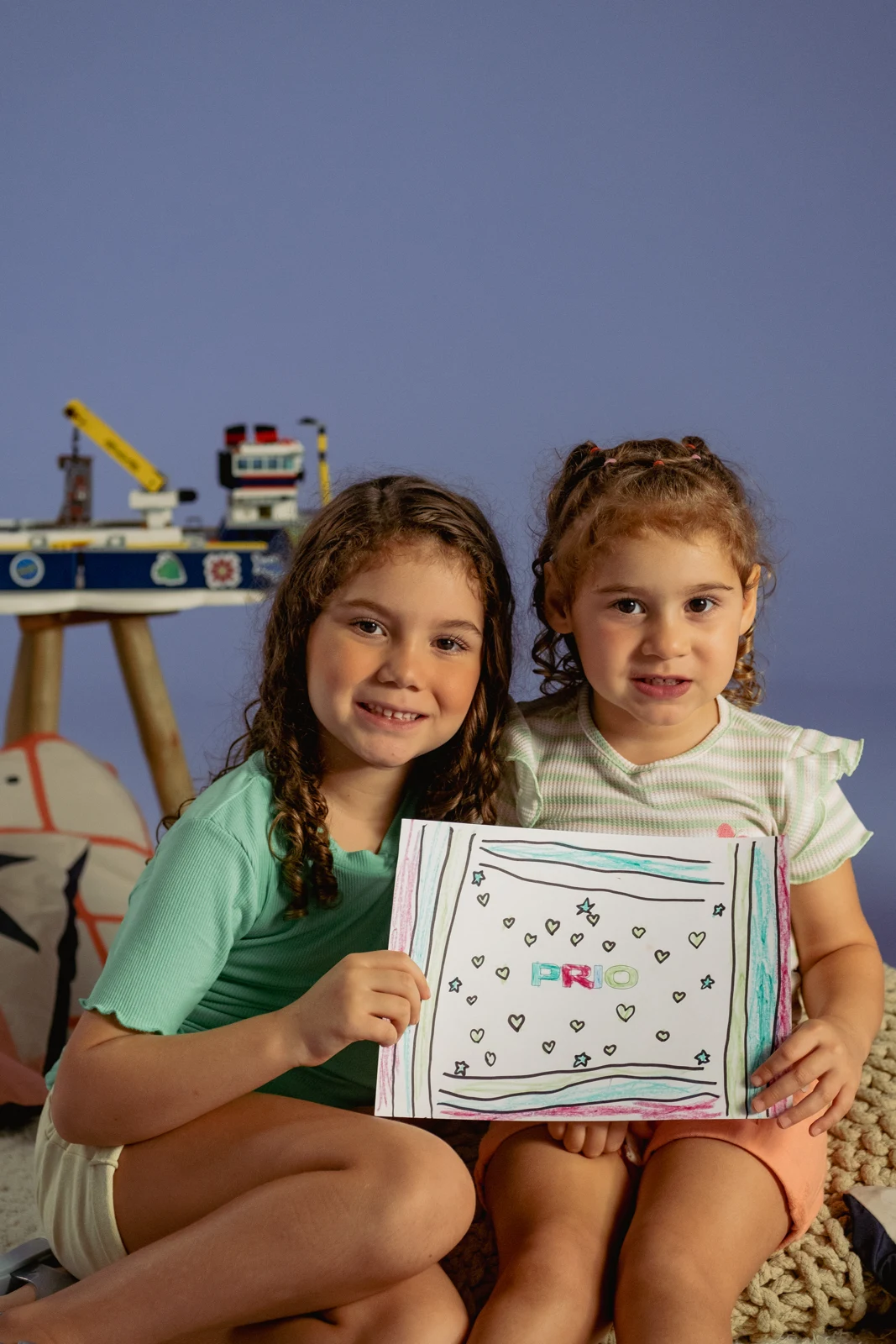 Crianças mostram seus desenhos no estúdio