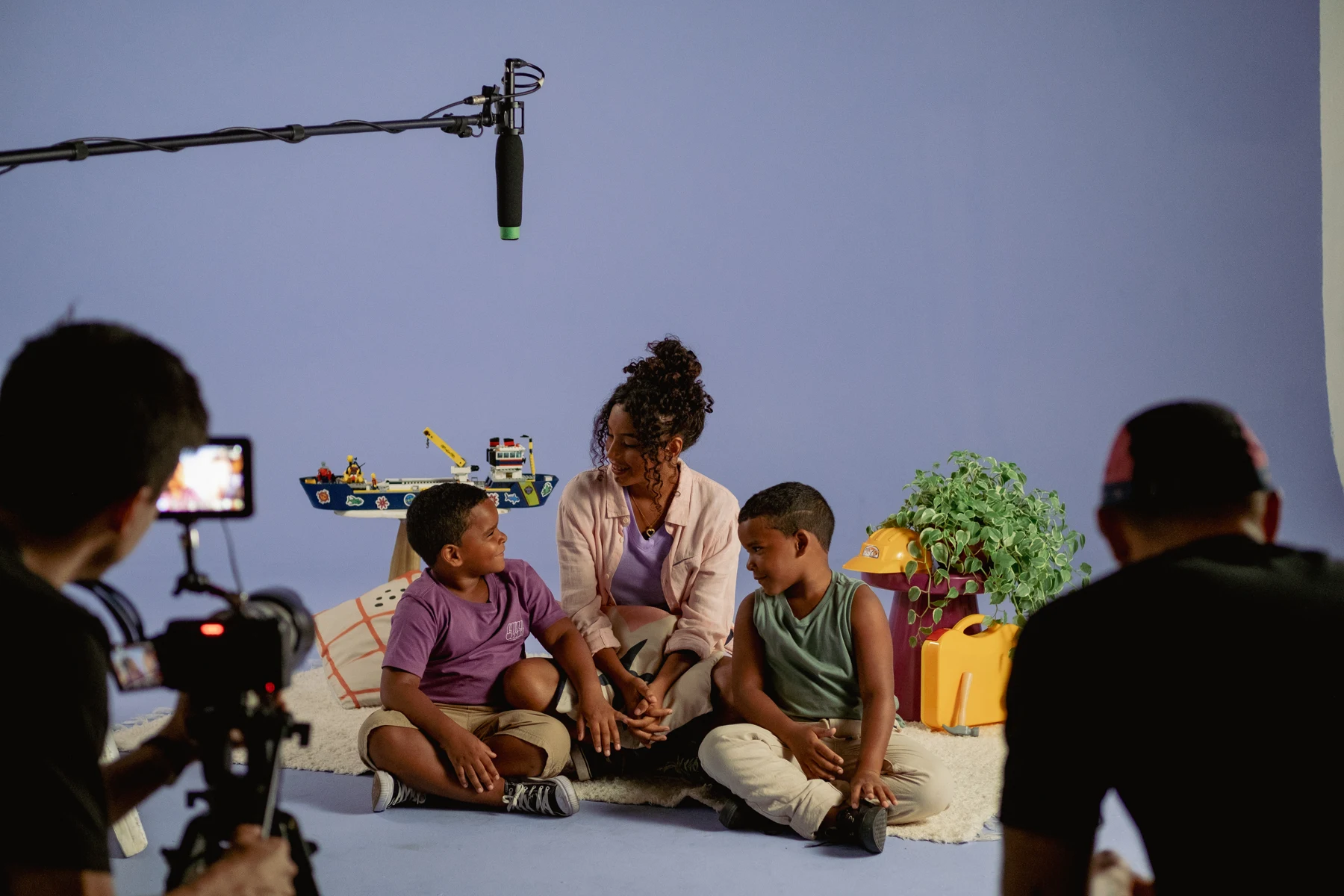 Equipe de filmagem registra as crianças no estúdio