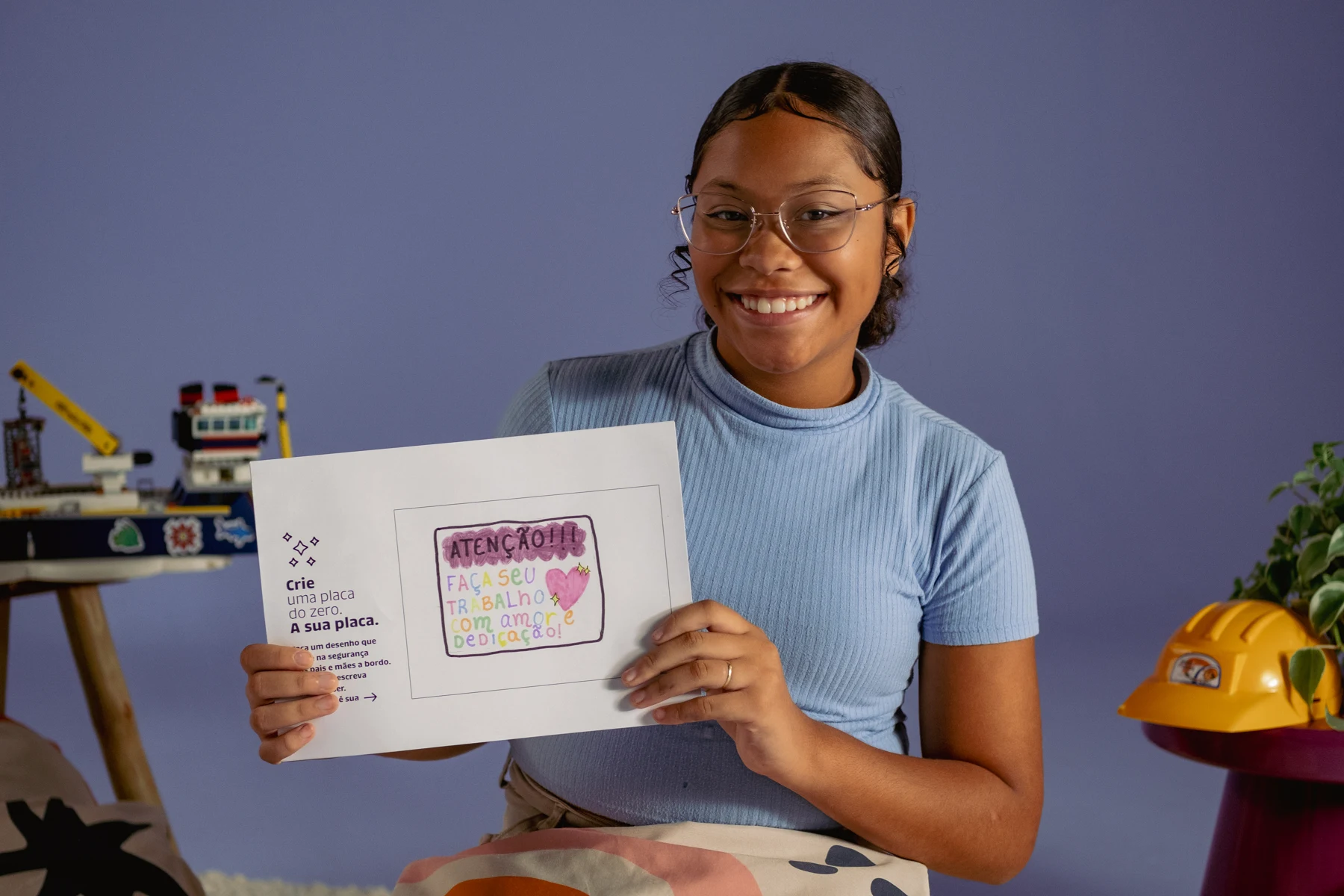 Criança apresenta sua placa de segurança redesenhada