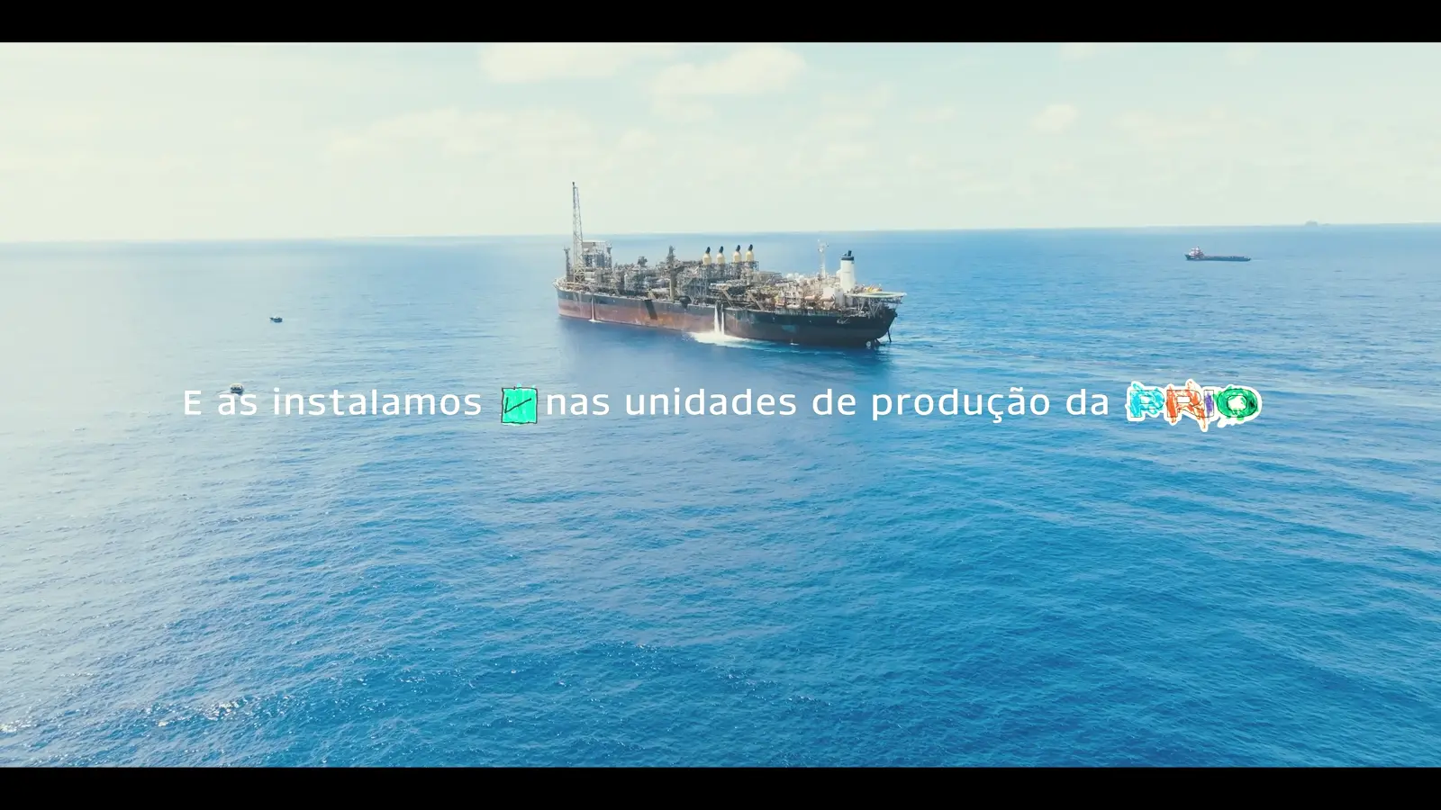 Plataforma da PRIO no mar, com a mensagem da campanha Rabiscos de Segurança