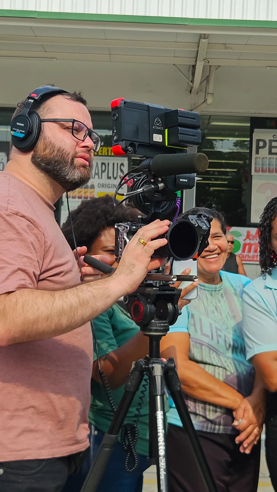 Equipe de câmera durante gravação no Supermarket