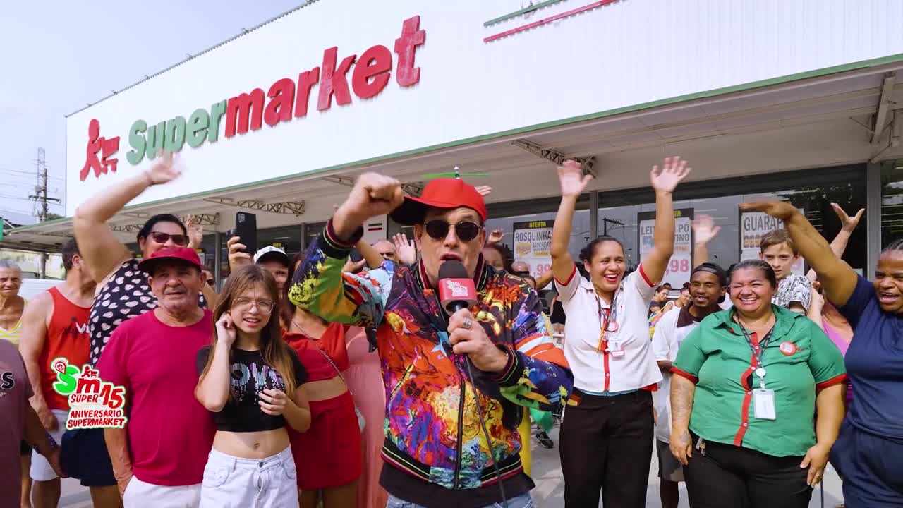 Sérgio Mallandro com o público na campanha Supermarket