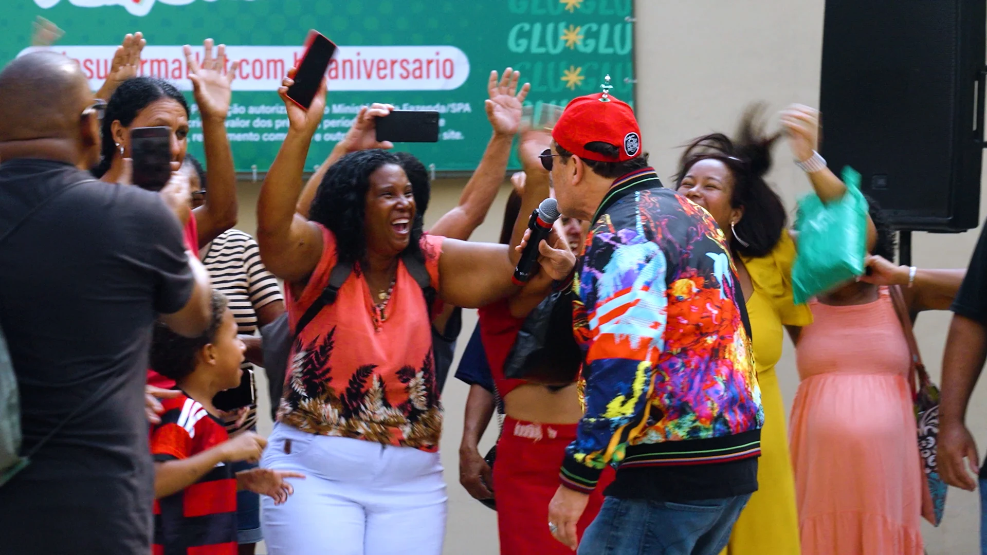 Sérgio Mallandro e o público durante a ativação do Supermarket