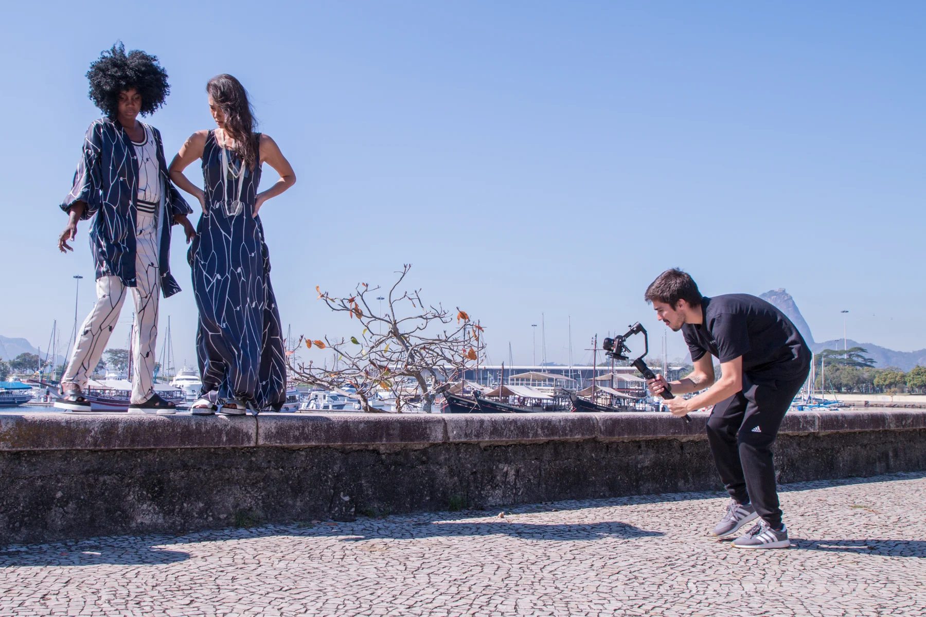 Equipe filmando os modelos na locação