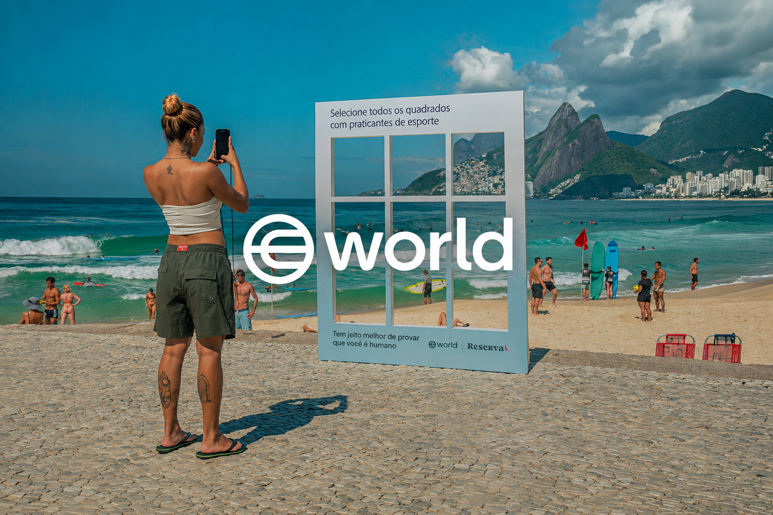 World e Reserva: campanha na praia com uma participante fotografando a instalação