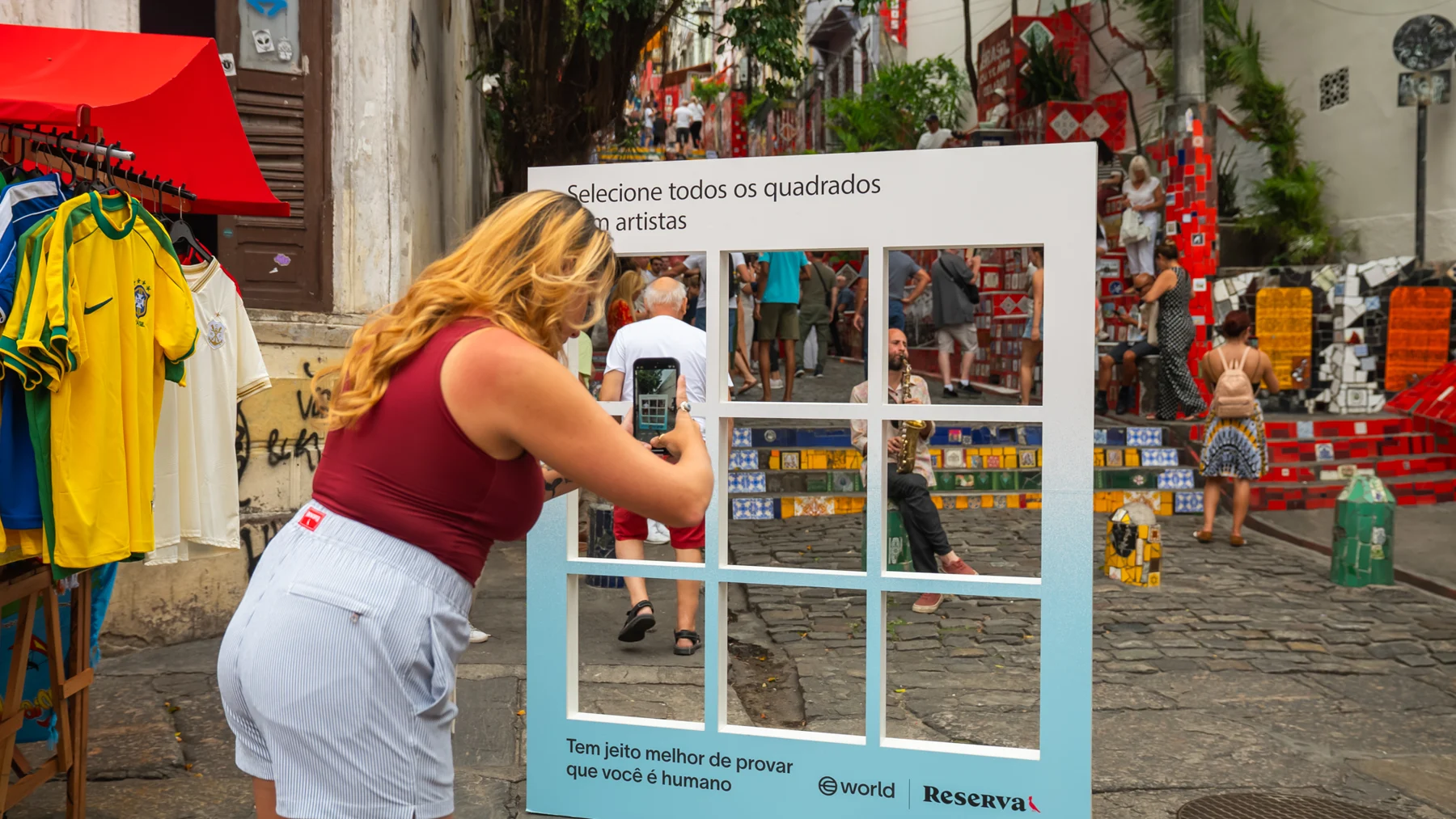 Interação com a placa diante de uma escadaria colorida
